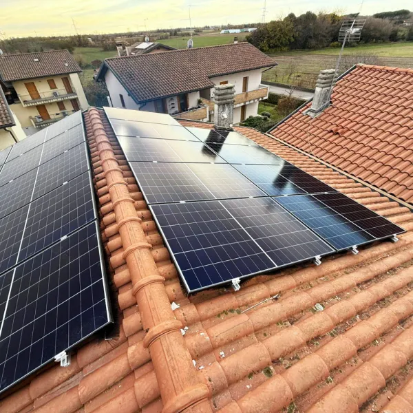 Installazione di pannelli fotovoltaici su un tetto residenziale in Veneto con tegole tradizionali.