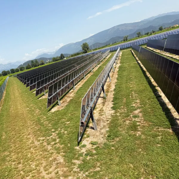 Grande parco fotovoltaico a terra con pannelli solari installati tra Veneto e Friuli-Venezia Giulia.