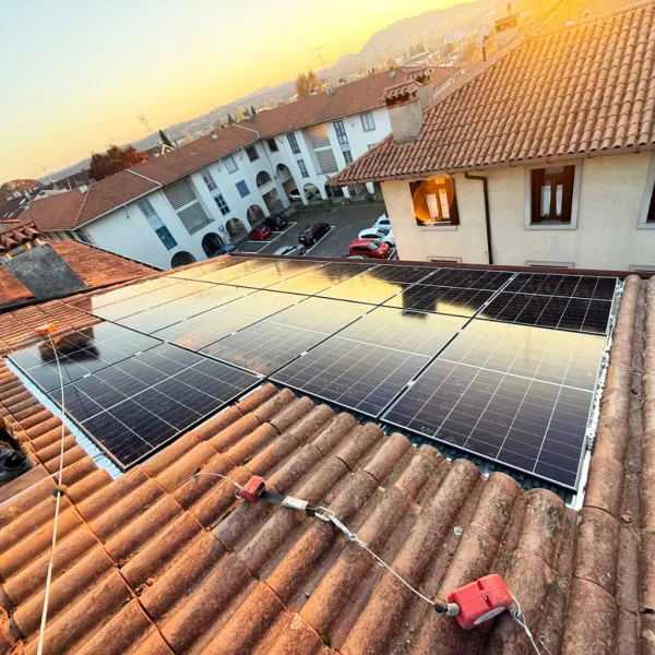 Installazione di un impianto fotovoltaico centralizzato su un condominio in Veneto per l&rsquo;efficienza energetica comune.