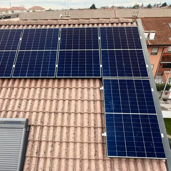Pannelli fotovoltaici installati sul tetto di un condominio in Friuli-Venezia Giulia per abbattere i costi condominiali.