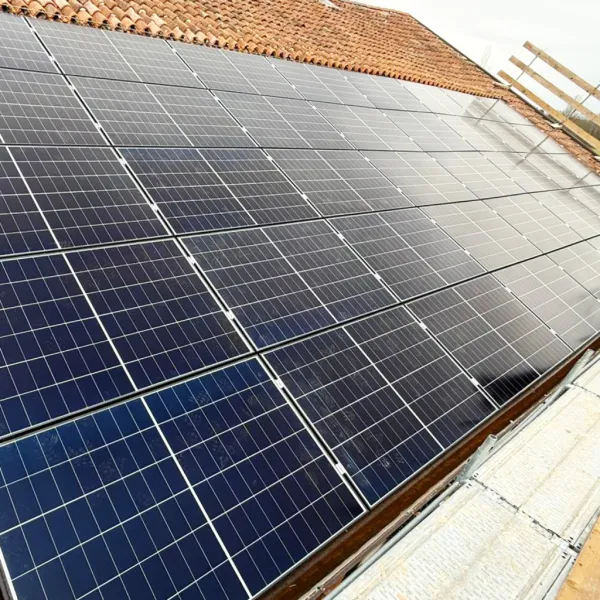 Ampio impianto solare fotovoltaico realizzato sul tetto di una villetta a schiera in Veneto.